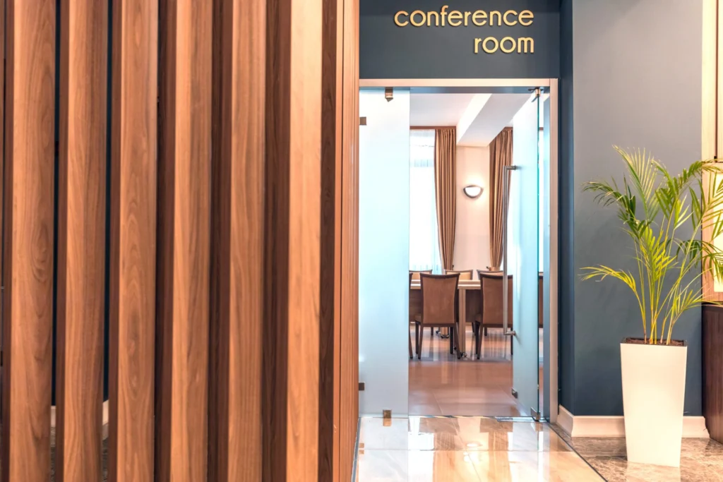 Sală de conferințe Hotel Oxford pregătită pentru un eveniment corporate