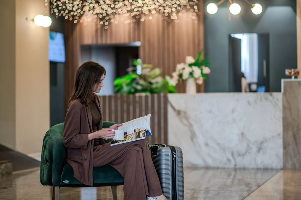 Oaspete cu bagaj în lobby-ul Hotel Oxford