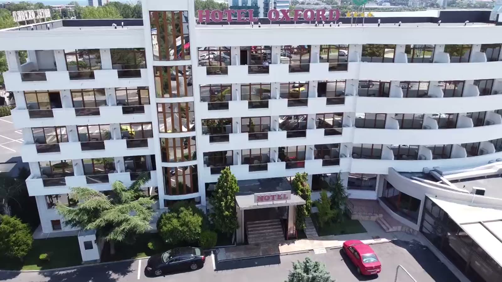 Hotel Oxford văzut din dronă, clădirea hotelului și împrejurimile